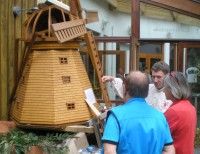 Ingo Waligora mit Besuchern am Mühlenmodell