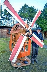 Manfred Schönrock mit seiner Bockwindmühle Dei Freister Moehl