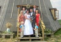 Gruppenfoto mit Hochzeitspaar